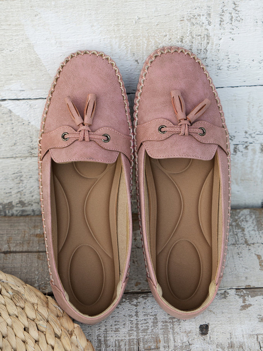 Mocassins roses délicats avec un petit nœud décoratif à l&