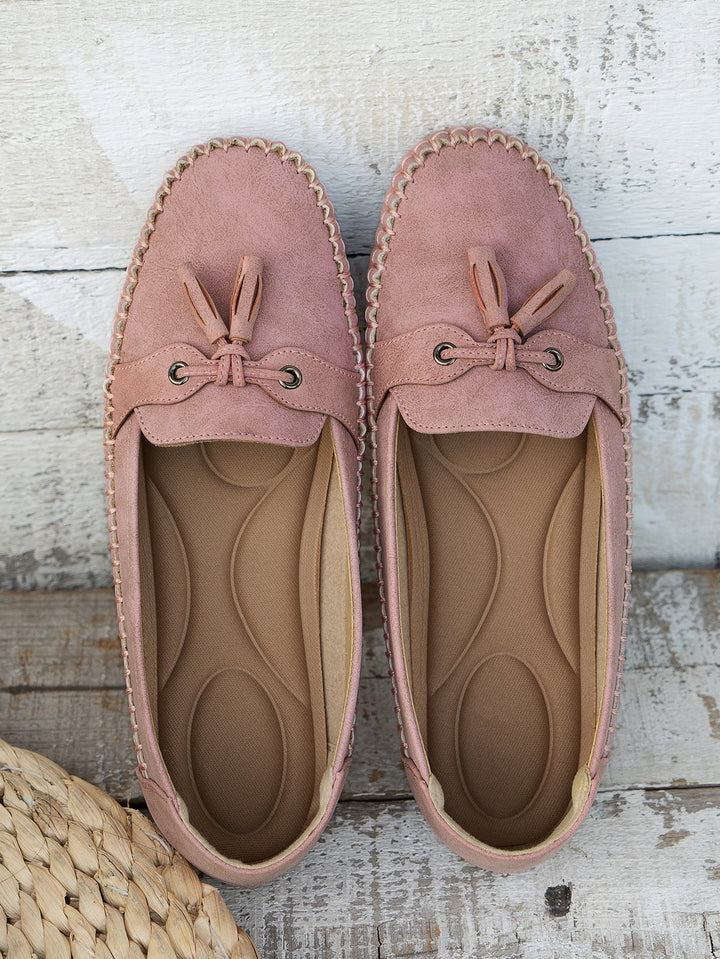 Mocassins roses délicats avec un petit nœud décoratif à l&