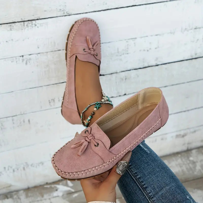 Mocassins roses délicats avec un petit nœud décoratif à l&
