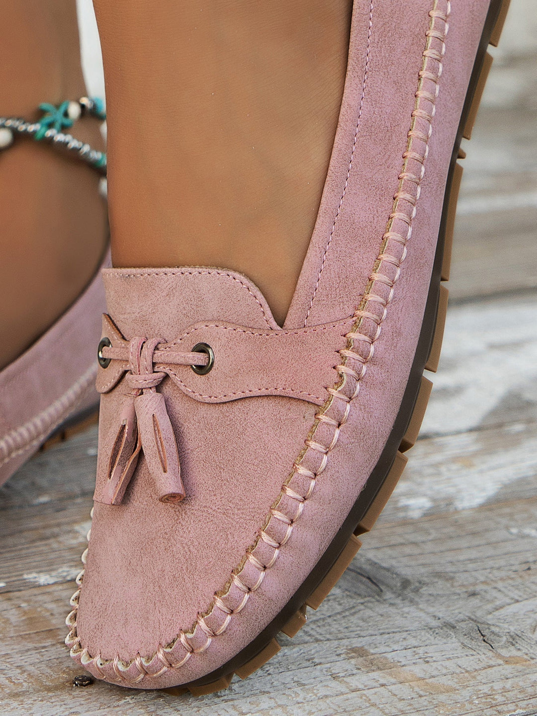 Mocassins roses délicats avec un petit nœud décoratif à l&