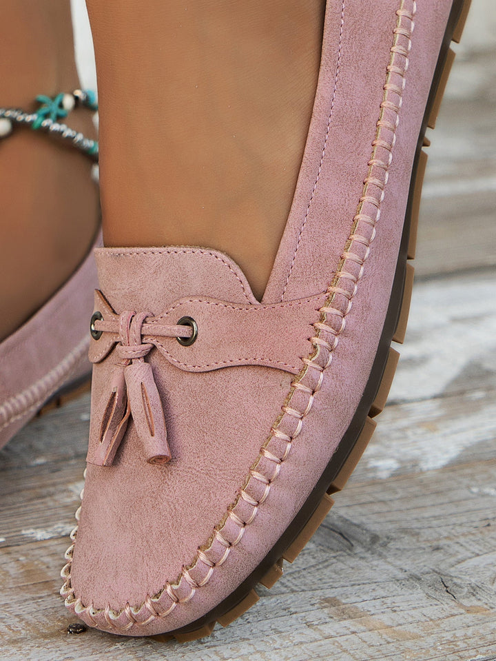 Mocassins roses délicats avec un petit nœud décoratif à l&