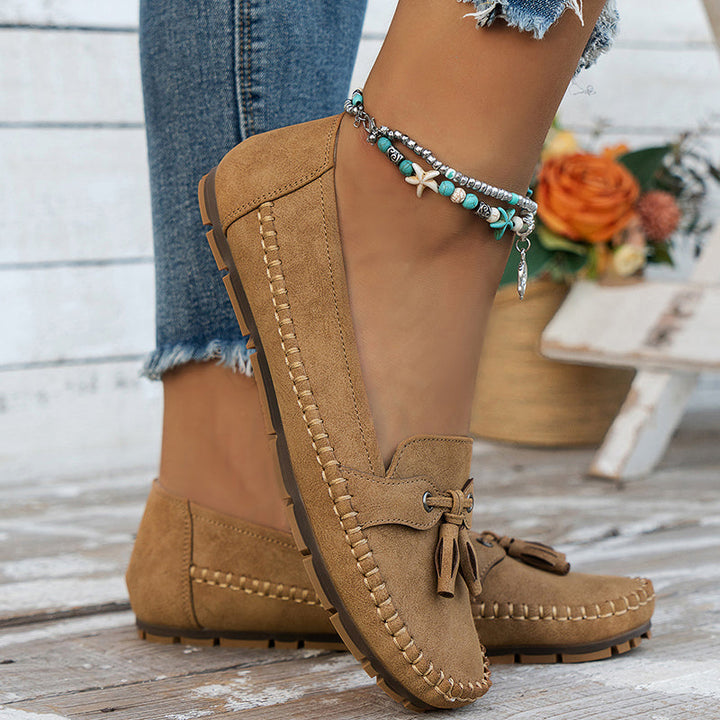 Mocassins beige élégants avec un petit nœud décoratif et des coutures raffinées, parfaits pour un look décontracté et chic. La semelle robuste et la finition soignée assurent confort et durabilité, idéals pour une utilisation quotidienne. Ces mocassins apportent une touche élégante à toutes vos tenues tout en offrant un confort optimal.