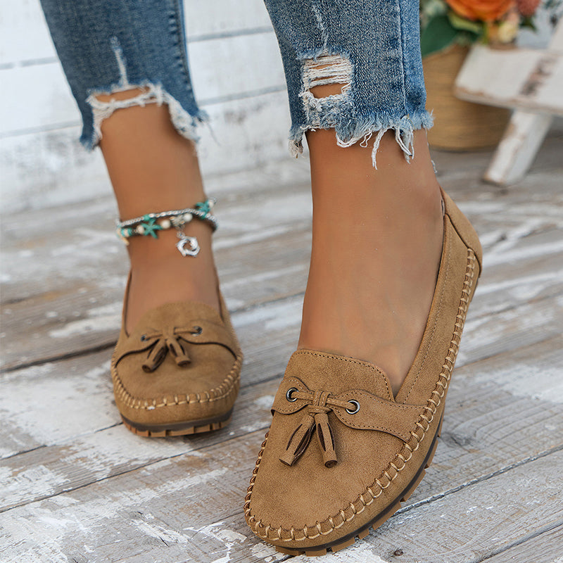 Mocassins beige clair avec un petit nœud décoratif et des coutures raffinées qui ajoutent une touche d’élégance. Les œillets en métal et la semelle robuste assurent un confort optimal tout en offrant un style décontracté et chic. Idéals pour compléter vos tenues quotidiennes avec confort et sophistication.