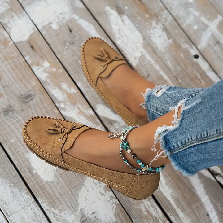 Mocassins beige avec un joli nœud décoratif et des détails de couture élégants, offrant un confort optimal grâce à leur semelle robuste. Leur style simple et raffiné s&