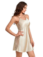 Nuisette en satin couleur ivoire avec des bretelles fines et un décolleté subtil. Les côtés sont sublimés par de délicates inserts en dentelle, apportant une touche de sensualité. Sa coupe fluide et légère assure confort et élégance, parfaite pour une soirée raffinée.