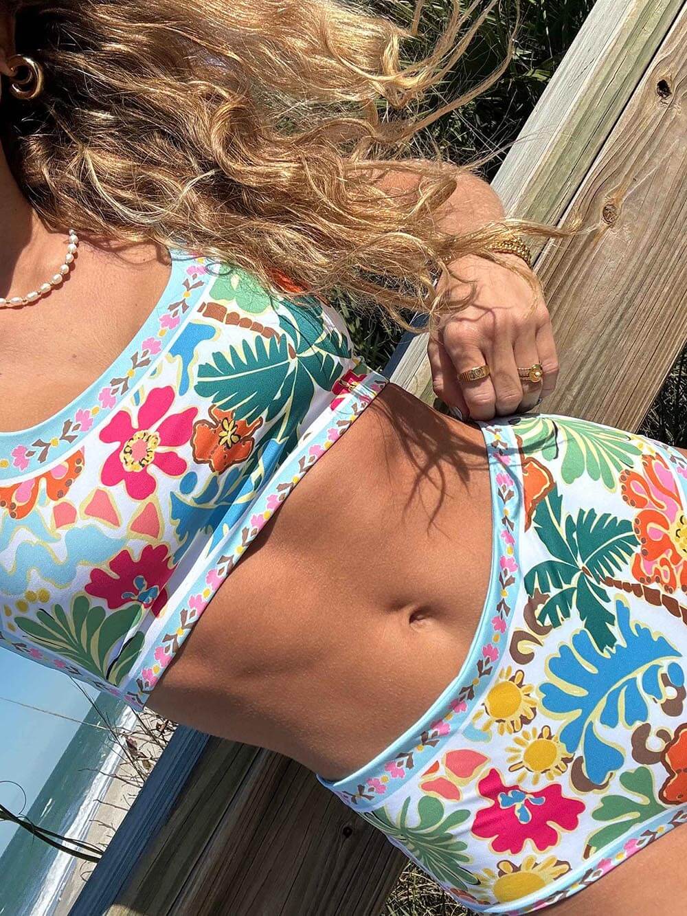 Bikini femme Mary détail d’un ensemble deux pièces à motif floral coloré, avec haut à larges bretelles et bas taille haute, offrant un style confortable, élégant et estival.