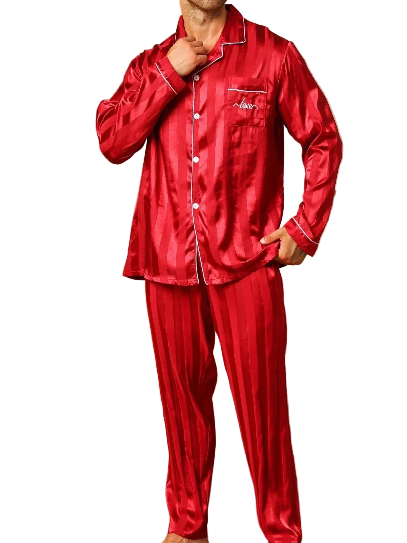 Homme debout portant le pyjama satin pour homme Maurice, ensemble élégant et confortable composé d’une chemise à manches longues boutonnée et d’un pantalon assorti, en satin rouge à fines rayures avec liserés contrastés, offrant une allure raffinée et un confort optimal pour la nuit ou la détente à la maison.