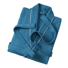 Peignoir Michel pour homme, modèle doux et agréable en tissu texturé bleu, présenté plié avec sa ceinture sur fond blanc.