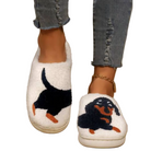 Chaussons unisexe Milo blancs et moelleux avec motif chien noir, semelle épaisse confortable, style cosy et agréable pour rester au chaud à la maison.