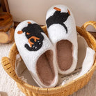 Chaussons unisexe Milo blancs en tissu doux, avec motif chien noir, intérieur marron moelleux et chaud, présentés dans un panier, parfaits pour un confort cosy à la maison.
