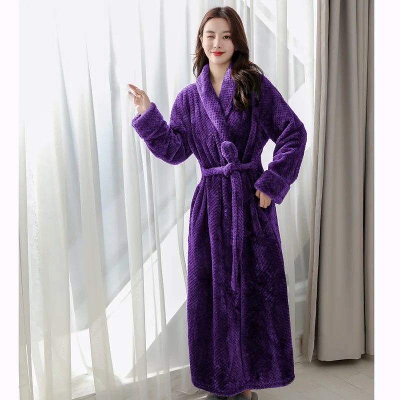 Peignoir femme Morwenna chaud et confortable, modèle long en polaire violette, avec ceinture à nouer et col douillet, offrant un confort maximal pour l’hiver ou la détente à la maison.