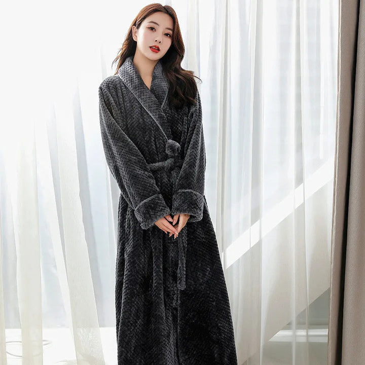 Peignoir femme Morwenna chaud et confortable, modèle long en polaire texturée gris anthracite, avec ceinture à nouer et col large, idéal pour un confort douillet à la maison.