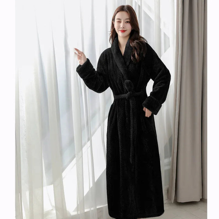 Peignoir femme Morwenna chaud et confortable, modèle long en polaire noire avec ceinture à nouer, offrant douceur et chaleur pour l’hiver ou les moments de détente à la maison.