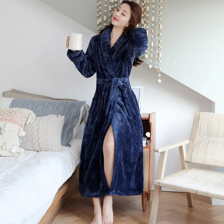 Peignoir femme Morwenna chaud et confortable, modèle long bleu marine en tissu doux avec ceinture, porté à la maison pour un confort maximal.