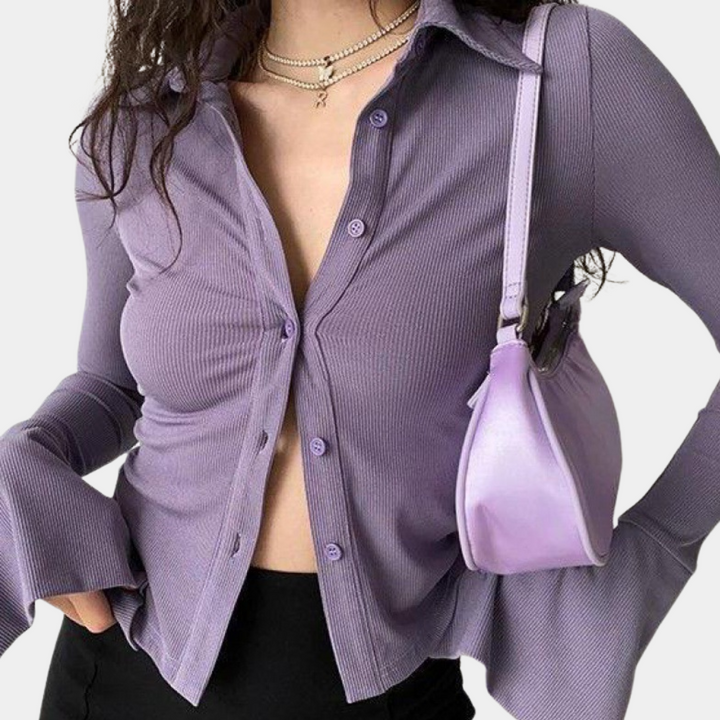 Top Myra pour femme, élégant et confortable, coupe ajustée en maille côtelée, coloris violet avec col chemise et boutons, porté avec un sac assorti pour un look chic et moderne.