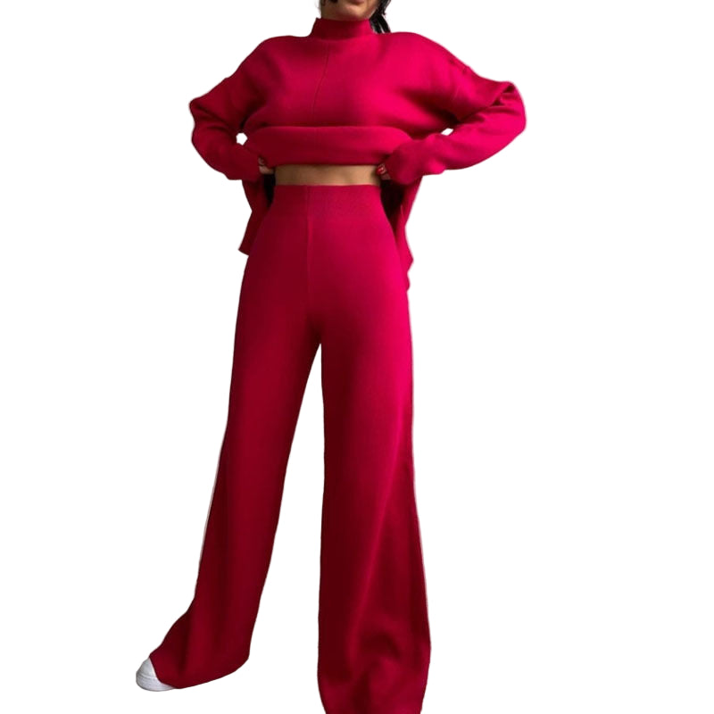 Femme portant l’ensemble Naïla fuchsia, composé d’un pull chaud à col montant légèrement court et d’un pantalon large taille haute assorti. Tenue douce, chaude et confortable, parfaite pour affronter l’hiver avec style.