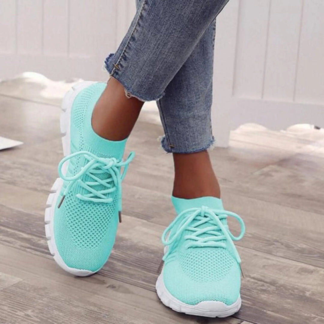 Ces baskets pour femmes, de couleur turquoise, offrent un confort optimal grâce à leur design léger et respirant, parfaites pour un look sportif et moderne.
