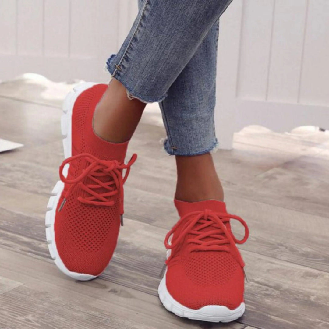 Ces baskets rouges pour femmes offrent un confort maximal grâce à leur design léger et respirant, parfaites pour un look dynamique et moderne.