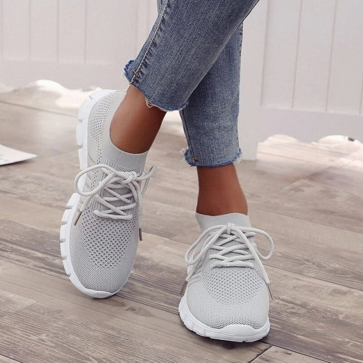 Ces baskets grises pour femmes, légères et respirantes, offrent un confort optimal tout en étant parfaites pour un look décontracté et élégant.