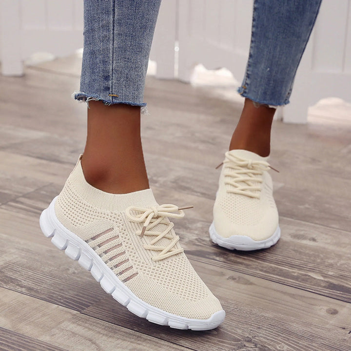 Ces baskets beiges pour femmes, légères et respirantes, offrent un confort optimal avec un design moderne, parfait pour un look décontracté et élégant.