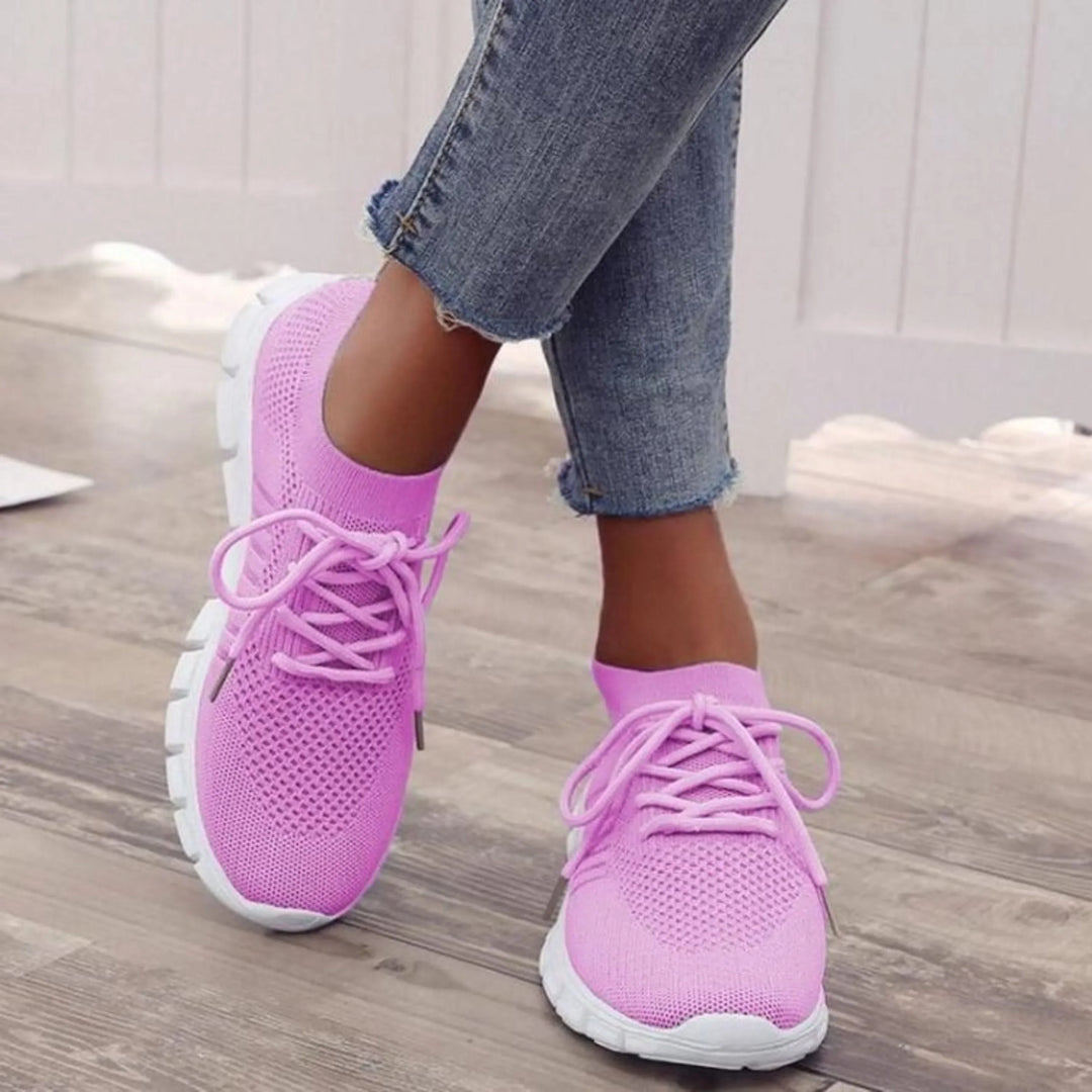 Ces baskets roses pour femmes, légères et respirantes, offrent un confort optimal tout en étant parfaites pour un look dynamique et moderne.