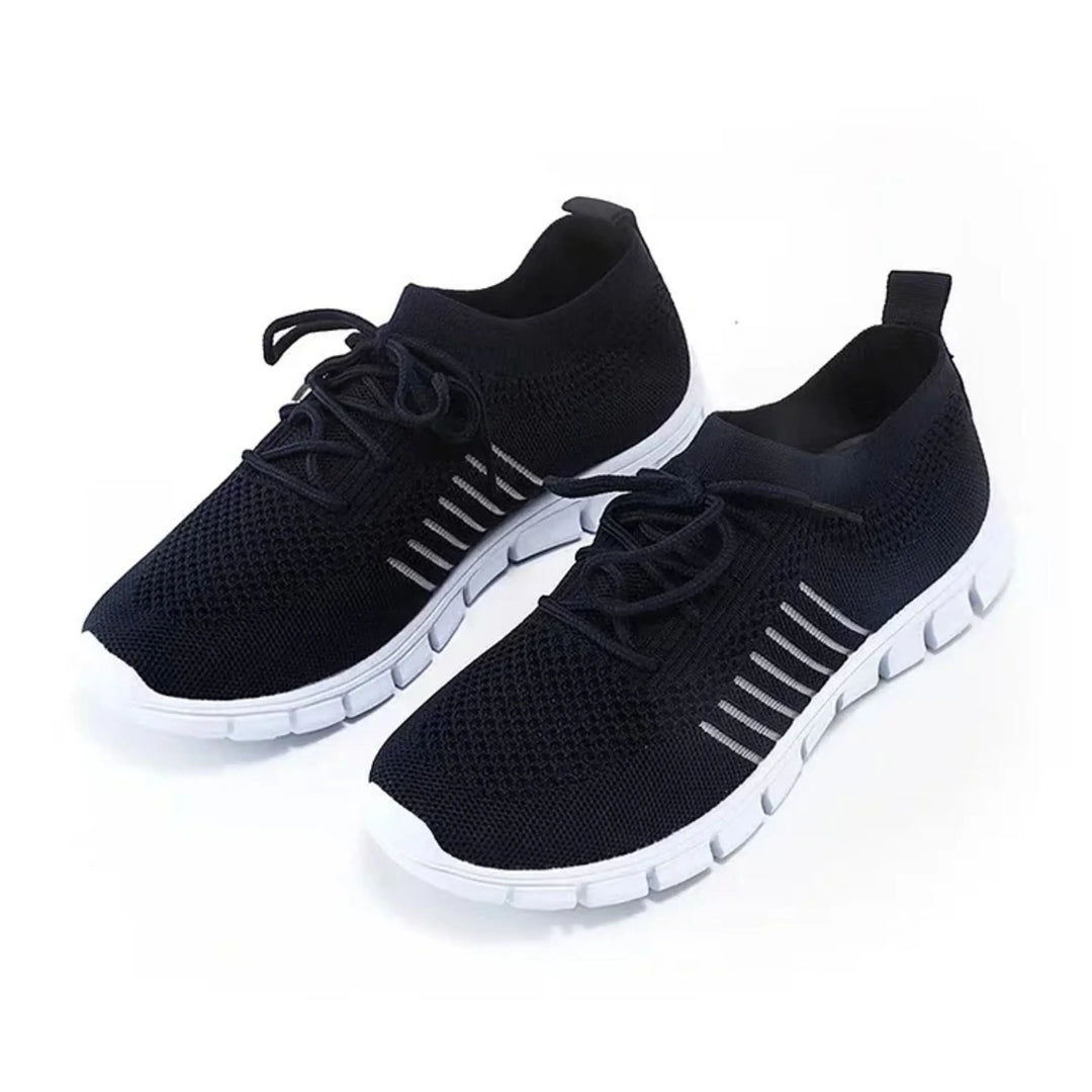 Ces baskets noires pour femmes, avec des détails argentés et une semelle flexible, sont conçues pour offrir confort et style moderne, parfaites pour une allure sportive et chic.