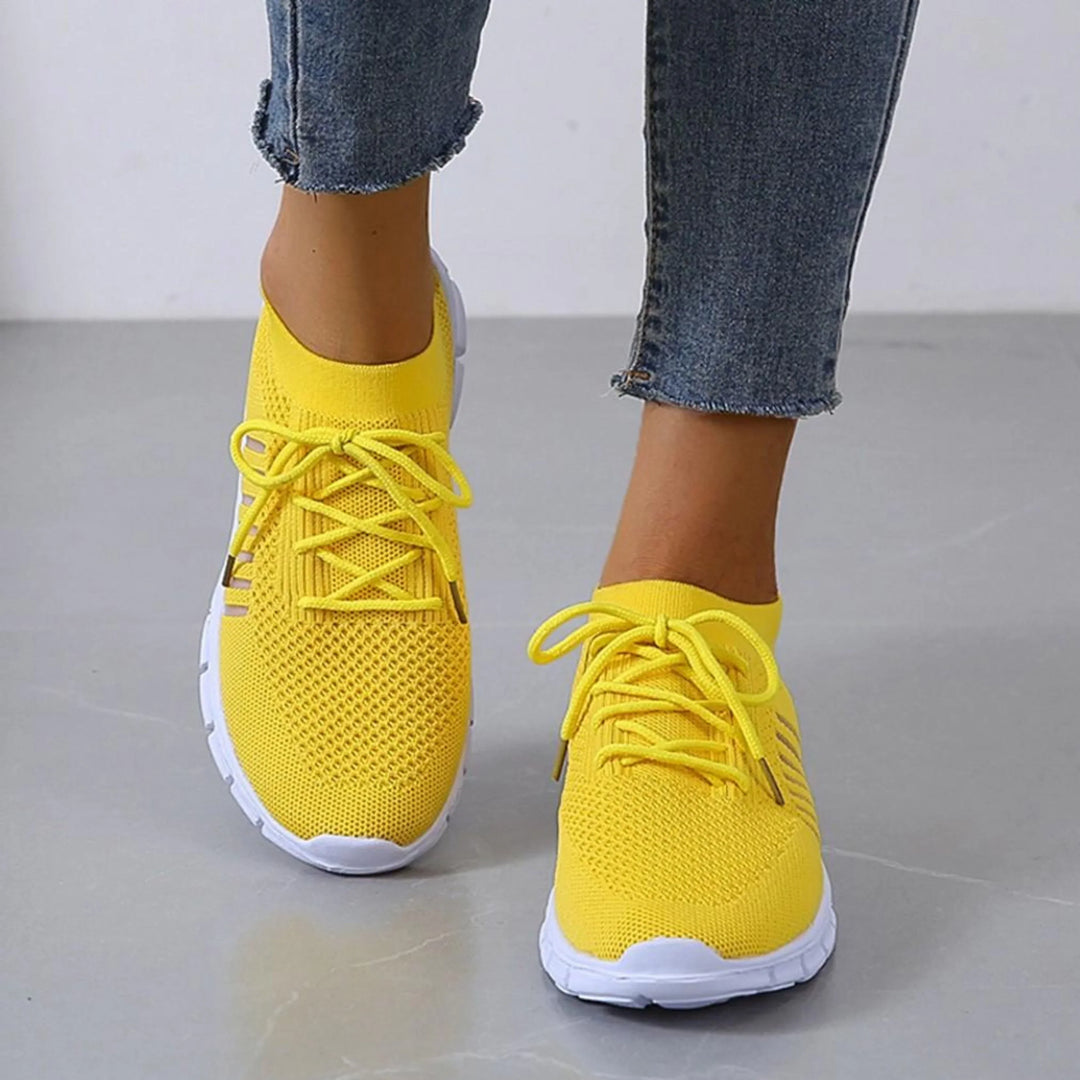 Ces baskets jaunes pour femmes, légères et respirantes, combinent confort et style dynamique, idéales pour un look sportif et moderne.
