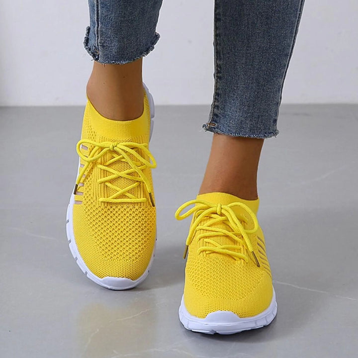 Ces baskets jaunes pour femmes, légères et respirantes, combinent confort et style dynamique, idéales pour un look sportif et moderne.