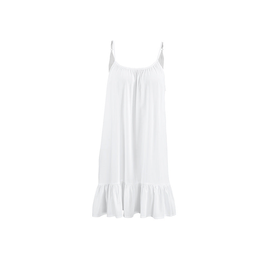 nuisette femme légère et élégante nuisette blanche fluide à fines bretelles réglables, coupe ample avec volant au bas, présentée sur fond blanc.