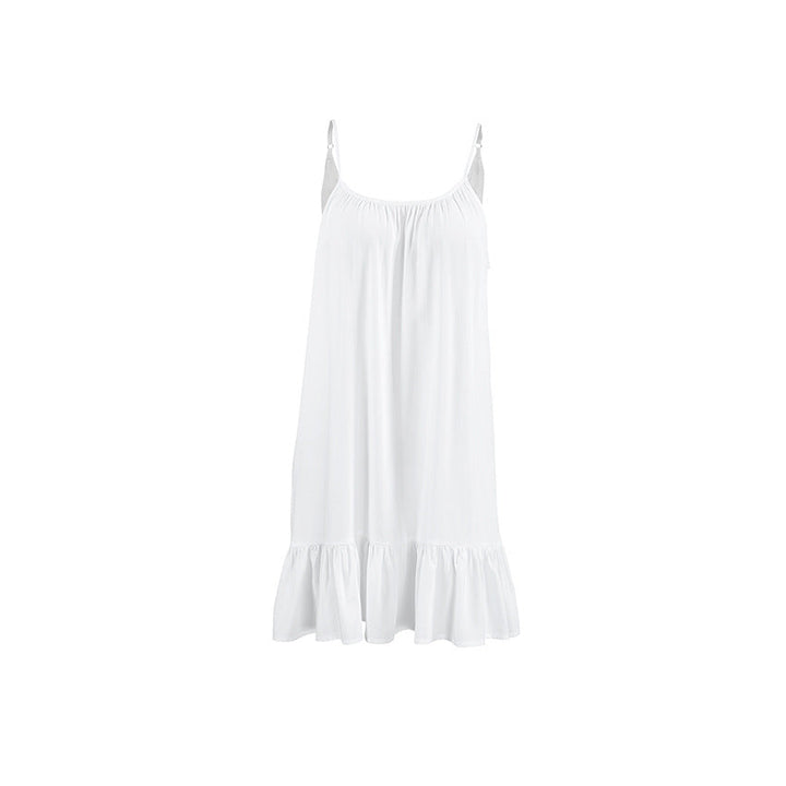 nuisette femme légère et élégante nuisette blanche fluide à fines bretelles réglables, coupe ample avec volant au bas, présentée sur fond blanc.