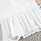 nuisette femme légère et élégante : gros plan sur le bas de la nuisette blanche avec volant froncé et finition fluide.