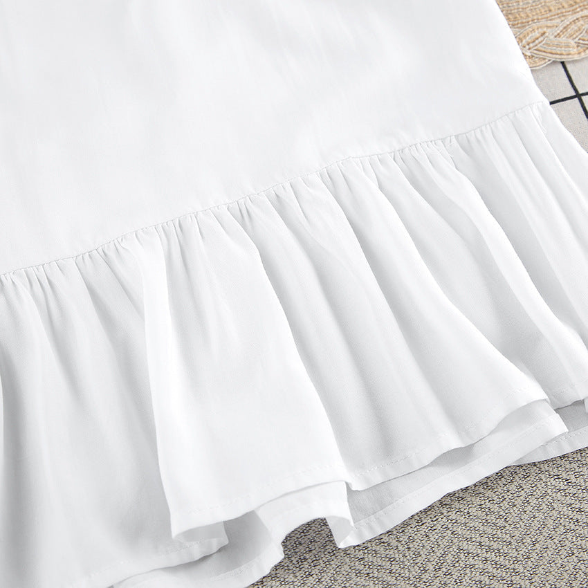 nuisette femme légère et élégante : gros plan sur le bas de la nuisette blanche avec volant froncé et finition fluide.