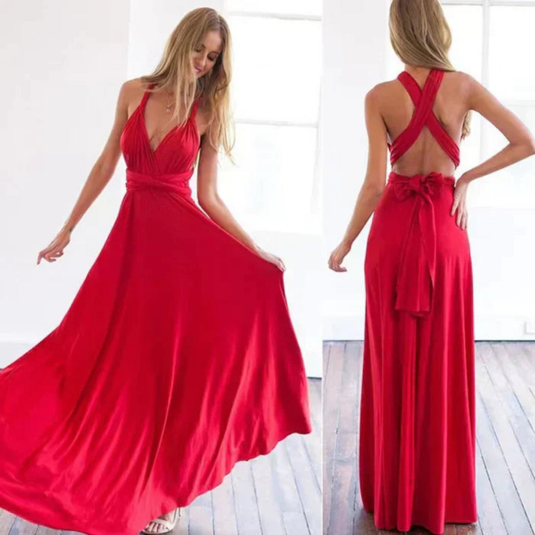 Une robe longue rouge, idéale pour les occasions spéciales. Son design croisé à l&