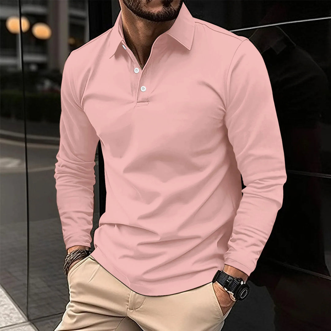 Polo à manches longues de couleur rose pastel avec col classique et boutons blancs. Un choix élégant et confortable, parfait pour un look décontracté ou semi-formel, adapté à diverses occasions.