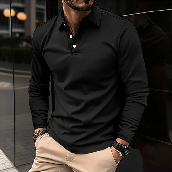 Polo à manches longues noir avec col classique et boutons blancs, offrant un style élégant et moderne. Parfait pour une tenue décontractée ou plus formelle, il combine confort et polyvalence pour toutes les occasions.