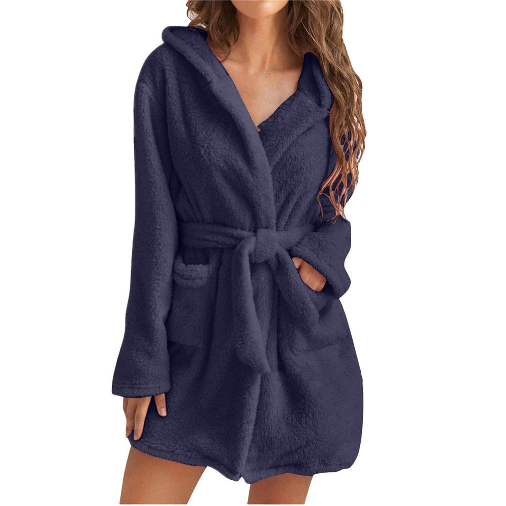 Peignoir femme Nicole bleu marine, doux et confortable, en tissu moelleux avec capuche, ceinture à nouer et poches, coupe mi-cuisse.