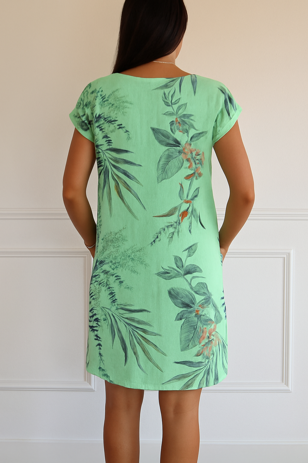 Vue arrière de la robe mini en lin Nicolette pour femme, avec un motif floral élégant, légère et idéale pour l'été.