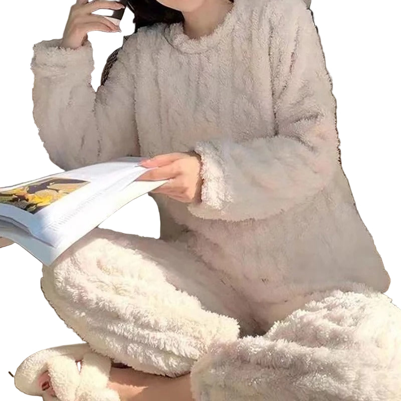 Femme assise en lisant, vêtue d’un pyjama polaire beige à manches longues et pantalon assorti. Ensemble moelleux, ultra doux et confortable, idéal pour les journées cocooning et les soirées d’hiver à la maison.