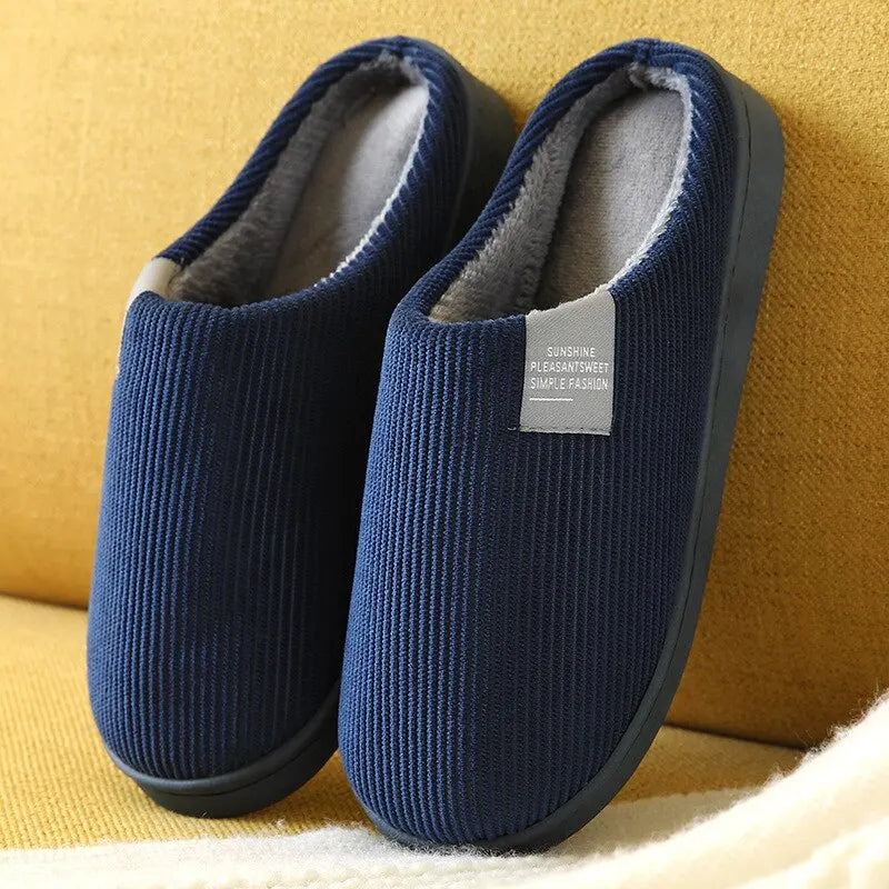 Chaussons unisexe Noé bleu marine en velours côtelé, intérieur gris chaud et moelleux, semelle épaisse antidérapante, idéals pour la maison en hiver.