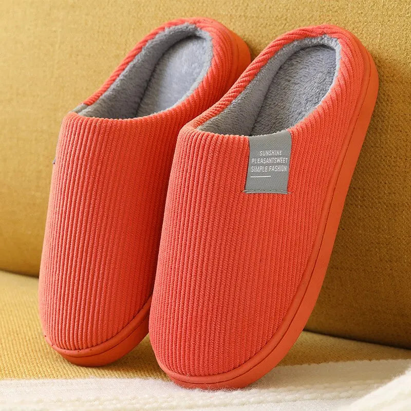 Chaussons unisexe Noé orange en velours côtelé, doublure intérieure grise chaude et douce, semelle antidérapante, parfaits pour un confort cosy à la maison.