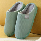 Chaussons unisexe Noé vert menthe en velours côtelé, intérieur gris doux et chaud, semelle épaisse antidérapante, parfaits pour un confort cocooning à la maison.