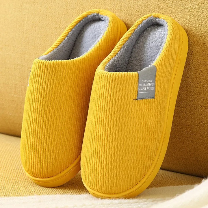 Chaussons unisexe Noé jaunes en velours côtelé, intérieur gris chaud et moelleux, semelle épaisse antidérapante, idéals pour un confort cocooning à la maison.