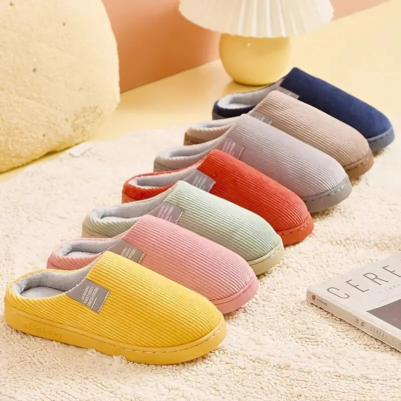 Chaussons unisexe Noé en velours côtelé avec intérieur chaud, présentés en plusieurs couleurs (jaune, rose, vert, orange, beige, gris, bleu), semelles antidérapantes pour la maison.