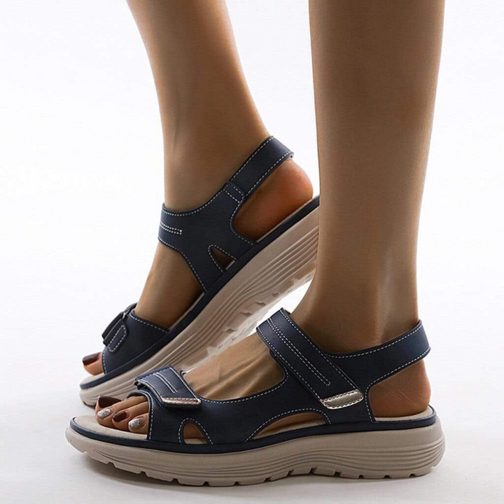 Sandales bleu marine avec fermeture velcro, semelle épaisse et résistante, offrant un excellent maintien et confort pour les randonnées et les promenades en plein air.