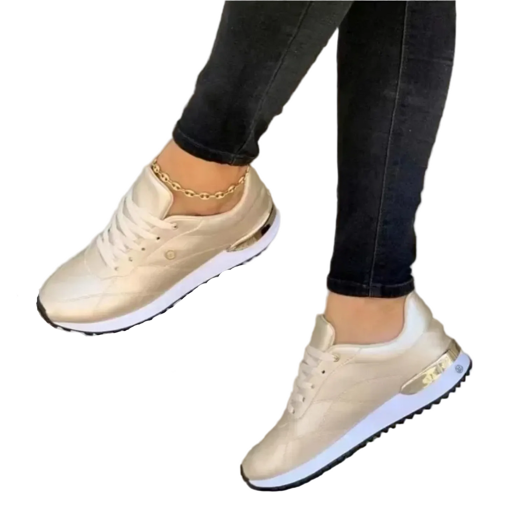 Baskets en cuir beige pour femme, avec un design moderne et élégant. Dotées d'une semelle blanche épaisse et d'un détail métallique, elles offrent à la fois confort et style. Idéales pour un usage quotidien, ces baskets sont parfaites pour compléter vos tenues décontractées avec une touche chic.