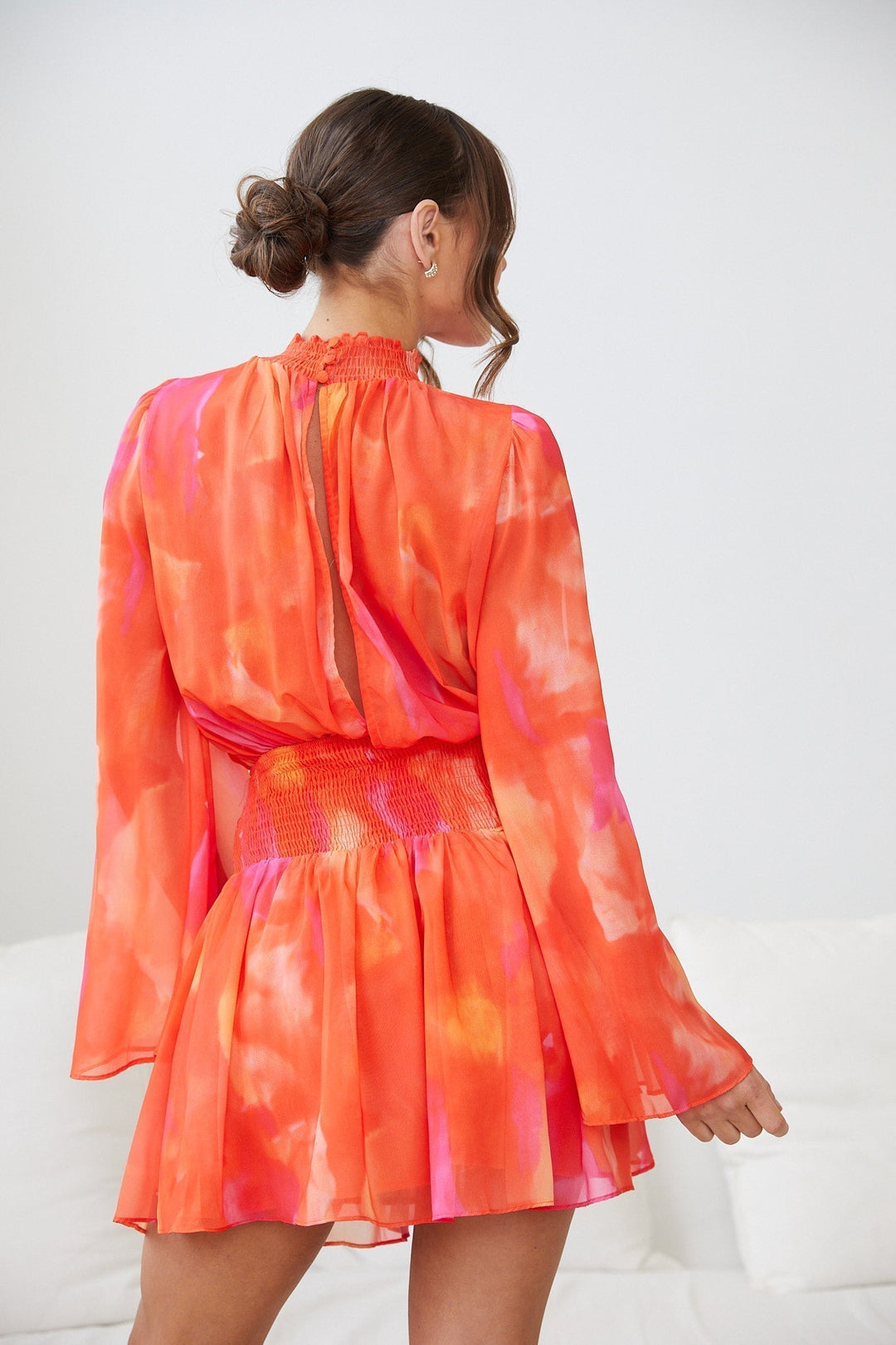 Vue arrière de la robe mini été Normandie pour femme, alliant élégance et légèreté. Avec son dos ouvert et sa taille smockée, cette robe est idéale pour les soirées estivales, offrant à la fois confort et sophistication.