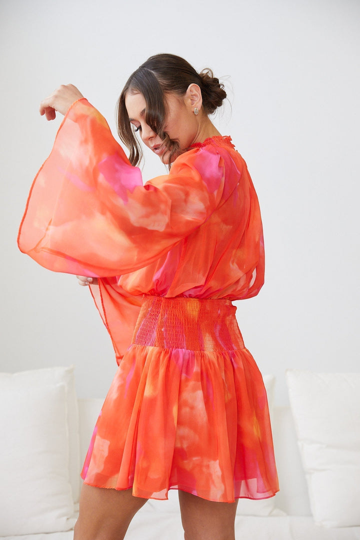 Robe mini été Normandie pour femme, avec ses manches évasées et sa taille smockée. Élégante et légère, elle est parfaite pour ajouter une touche de raffinement à vos soirées estivales.
