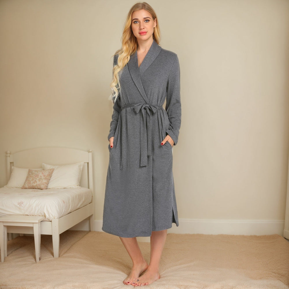 Peignoir femme Olive gris, élégant et confortable, longueur mi-mollet avec col châle, poches et ceinture à nouer, porté en intérieur.
