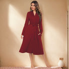 Peignoir femme Olive rouge bordeaux, élégant et confortable, longueur mi-mollet avec manches longues, poches et ceinture à nouer, porté en intérieur.