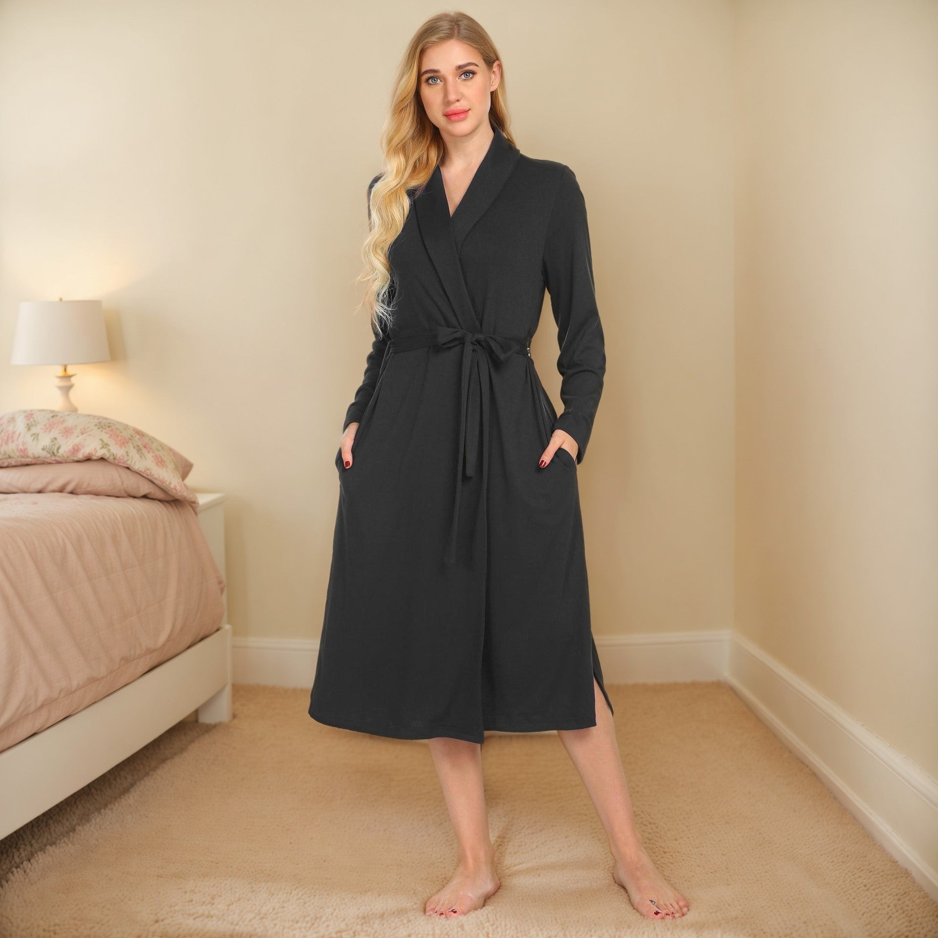 Peignoir femme Olive noir, élégant et confortable, longueur mi-mollet avec col châle, manches longues, poches et ceinture à nouer, porté en intérieur.